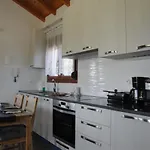 παραδοσιακό σπίτι με τζάκι *