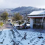 παραδοσιακό σπίτι με τζάκι